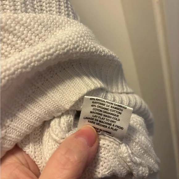 Emma Knudsen V-Neck Women's Sweater. Size M (oversized). Bamboo/organic cotton - Picture 4 of 5